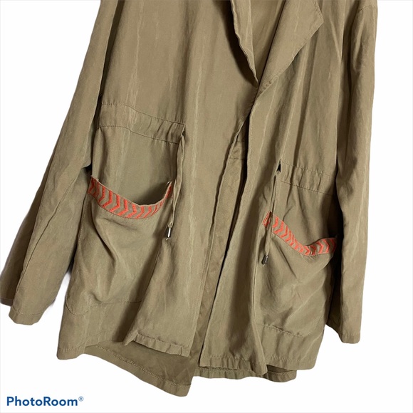 UMGEE- Cute lightweight Embroidered and hooded coat size Medium - Picture 2 of 7